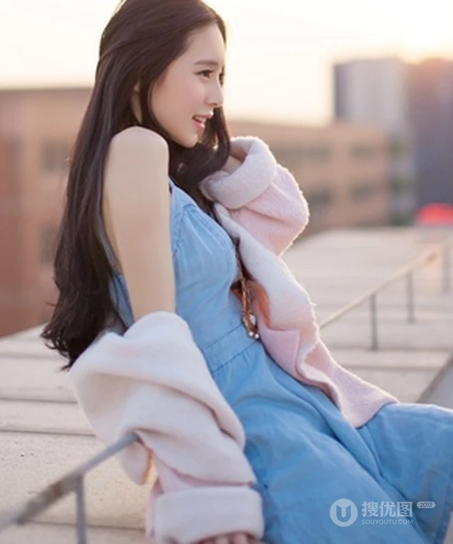 秀发如虹，秀雅绝俗-天台上的清纯轻灵女生写真