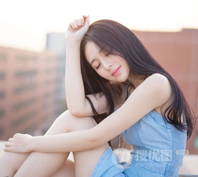 秀发如虹，秀雅绝俗-天台上的清纯轻灵女生写真