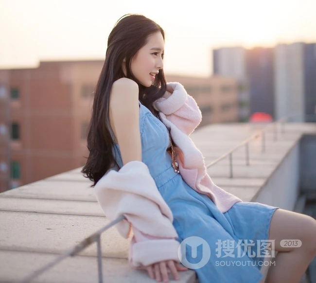 秀发如虹，秀雅绝俗-天台上的清纯轻灵女生写真