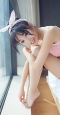亚洲甜心宝贝室内-粉色白点背心清纯女孩室内写真