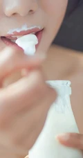 亚洲甜心宝贝室内-粉色白点背心清纯女孩室内写真