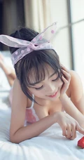 亚洲甜心宝贝室内-粉色白点背心清纯女孩室内写真