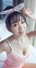 亚洲甜心宝贝室内-粉色白点背心清纯女孩室内写真