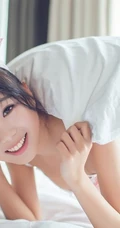 亚洲甜心宝贝室内-粉色白点背心清纯女孩室内写真