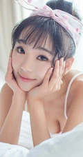 亚洲甜心宝贝室内-粉色白点背心清纯女孩室内写真