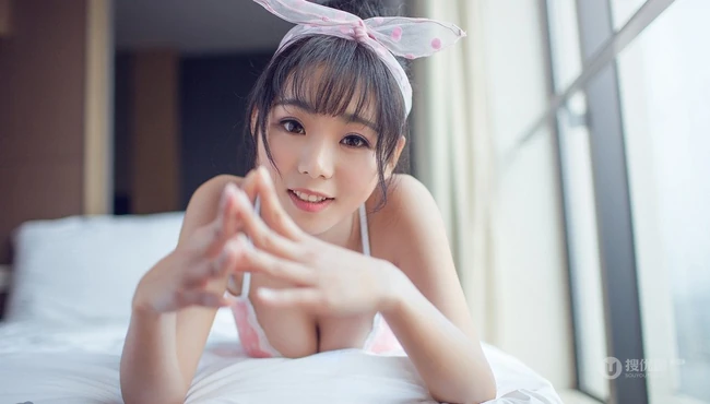 亚洲甜心宝贝室内-粉色白点背心清纯女孩室内写真