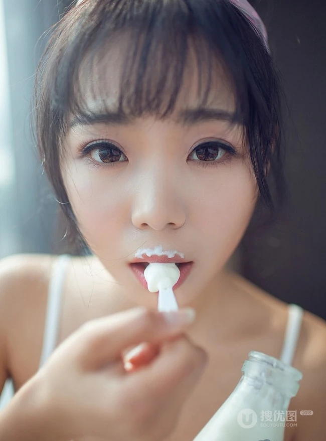 亚洲甜心宝贝室内-粉色白点背心清纯女孩室内写真