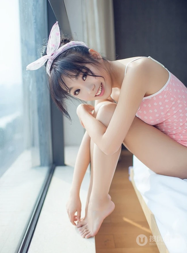 亚洲甜心宝贝室内-粉色白点背心清纯女孩室内写真