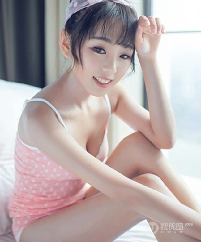 亚洲甜心宝贝室内-粉色白点背心清纯女孩室内写真