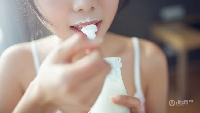 亚洲甜心宝贝室内-粉色白点背心清纯女孩室内写真
