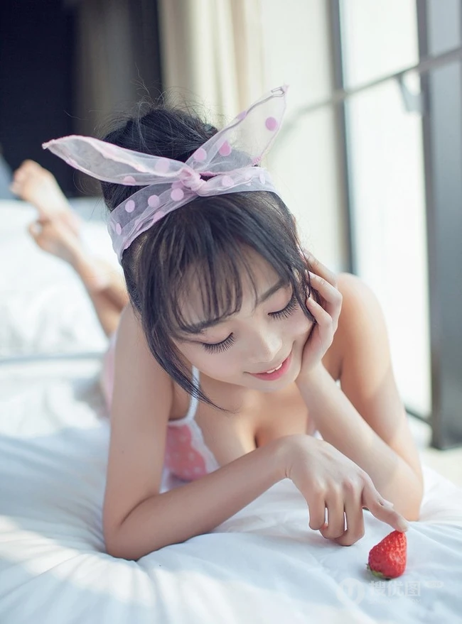 亚洲甜心宝贝室内-粉色白点背心清纯女孩室内写真