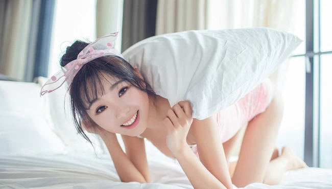 亚洲甜心宝贝室内-粉色白点背心清纯女孩室内写真