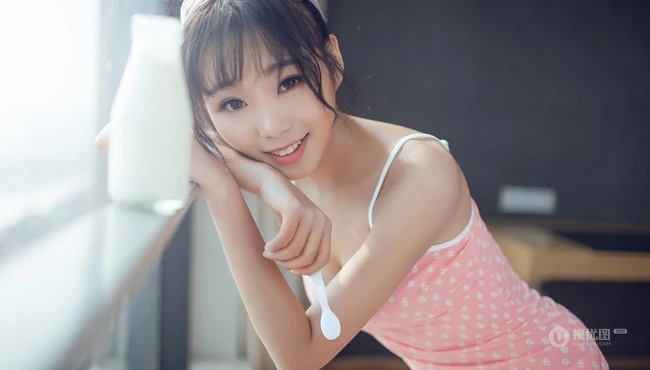 亚洲甜心宝贝室内-粉色白点背心清纯女孩室内写真