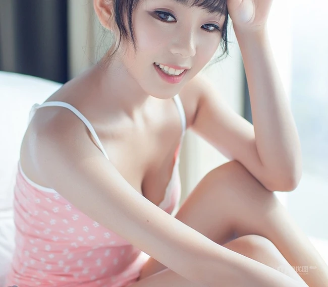 亚洲甜心宝贝室内-粉色白点背心清纯女孩室内写真