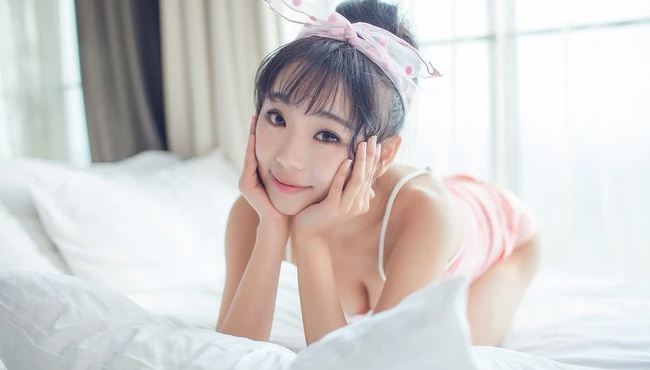 亚洲甜心宝贝室内-粉色白点背心清纯女孩室内写真