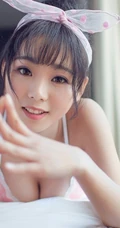 亚洲甜心宝贝室内-粉色白点背心清纯女孩室内写真