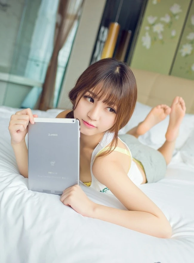台电清纯少女可爱俏皮清新室内写真图片