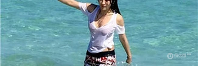 女生马苏清透尽情展露38D匀称身形-海边嬉戏释放激情