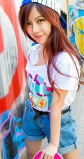 女生赵奕欢户外时尚街拍写真图片-展阳光般动人笑容