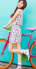 女生赵奕欢户外时尚街拍写真图片-展阳光般动人笑容