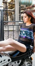 女生赵奕欢户外时尚街拍写真图片-展阳光般动人笑容