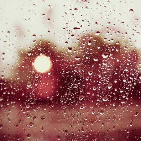 落在玻璃上的雨水，唯美朦胧清新意境水滴图片