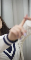 韩国长发女生宝美清秀可爱写真 宽大线衣露线条感