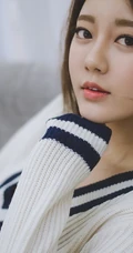 韩国长发女生宝美清秀可爱写真 宽大线衣露线条感