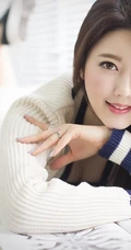 韩国长发女生宝美清秀可爱写真 宽大线衣露线条感