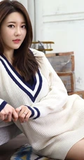 韩国长发女生宝美清秀可爱写真 宽大线衣露线条感