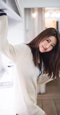 韩国长发女生宝美清秀可爱写真 宽大线衣露线条感