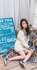 韩国长发女生宝美清秀可爱写真 宽大线衣露线条感