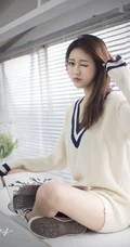韩国长发女生宝美清秀可爱写真 宽大线衣露线条感