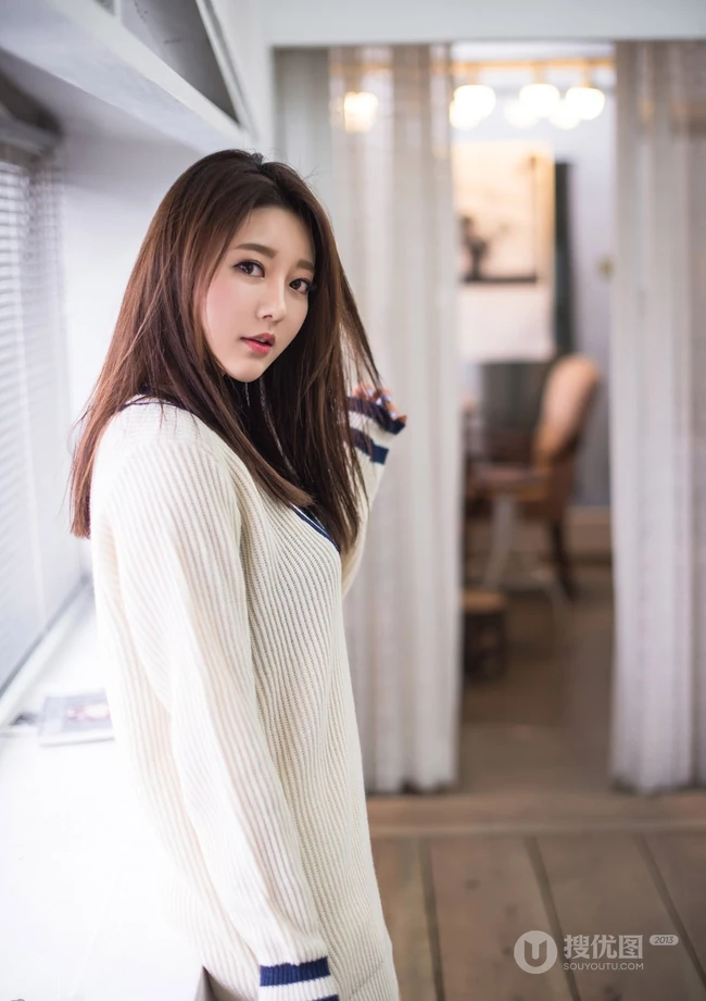 韩国长发女生宝美清秀可爱写真 宽大线衣露线条感
