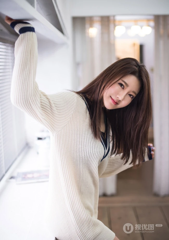韩国长发女生宝美清秀可爱写真 宽大线衣露线条感