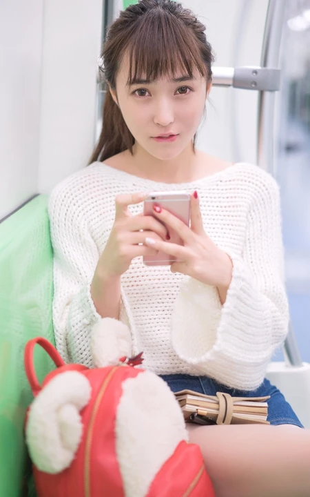 地铁上的清纯女孩张楚Aimee动人可爱写真