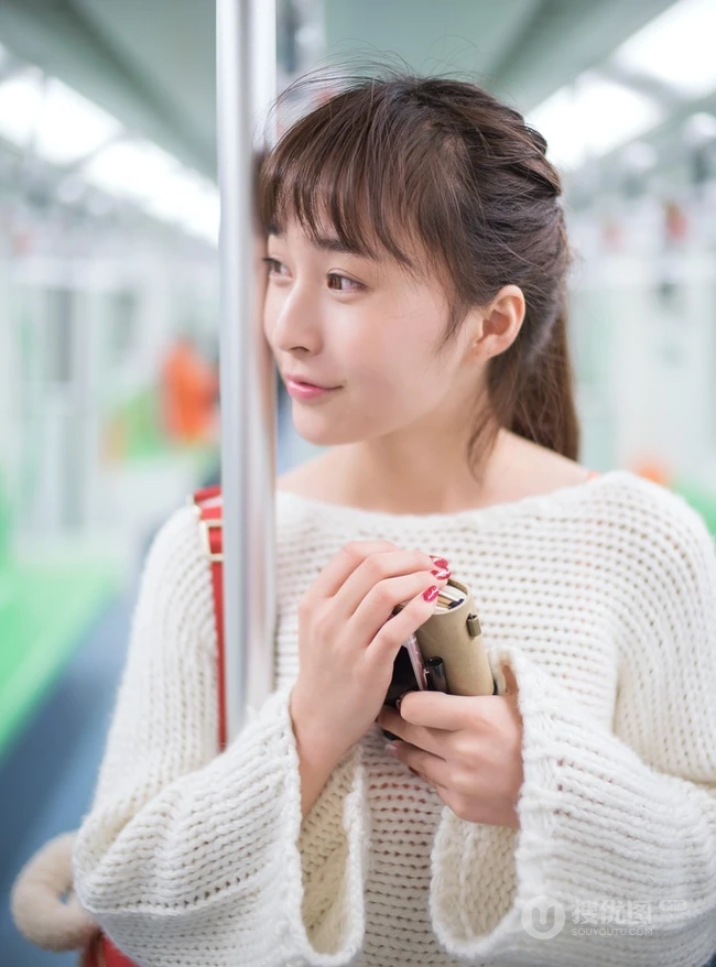 地铁上的清纯女孩张楚Aimee动人可爱写真