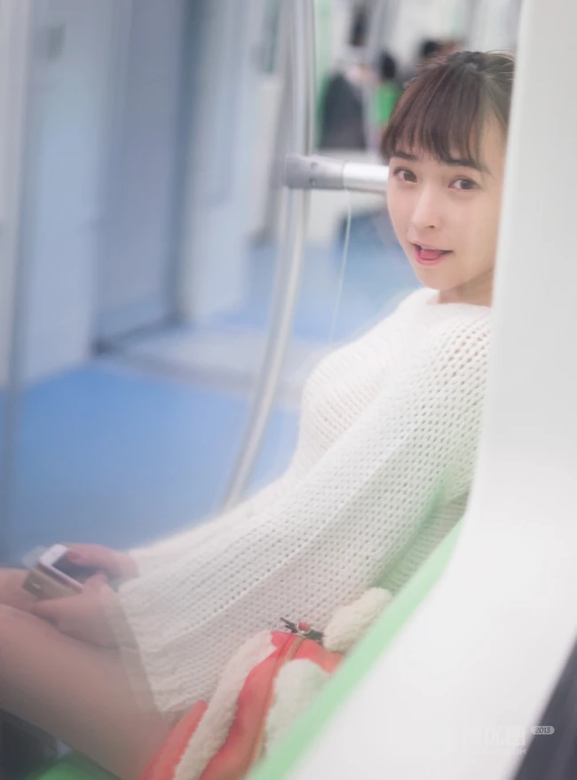 地铁上的清纯女孩张楚Aimee动人可爱写真