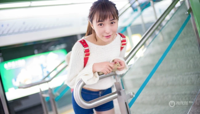 地铁上的清纯女孩张楚Aimee动人可爱写真