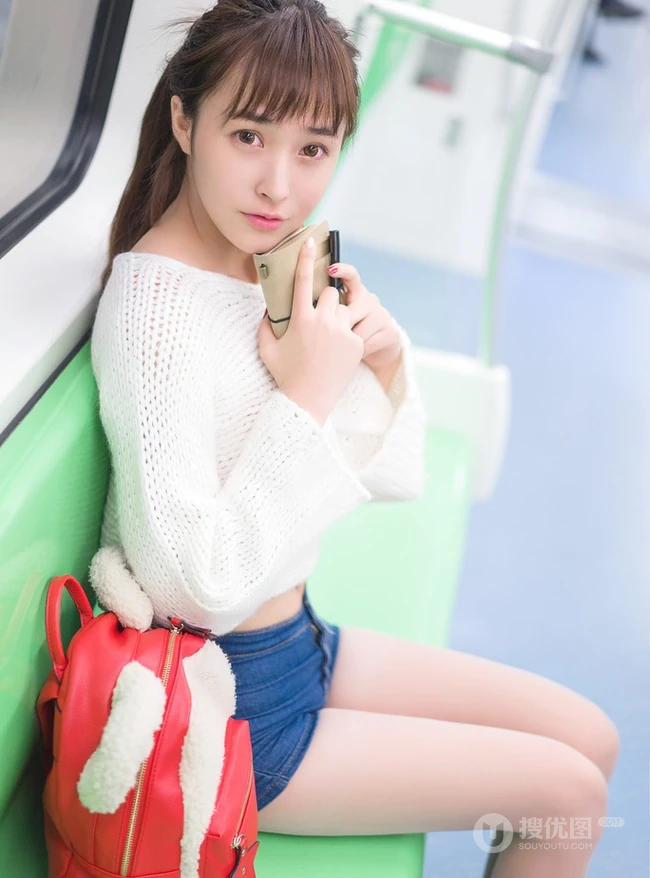 地铁上的清纯女孩张楚Aimee动人可爱写真