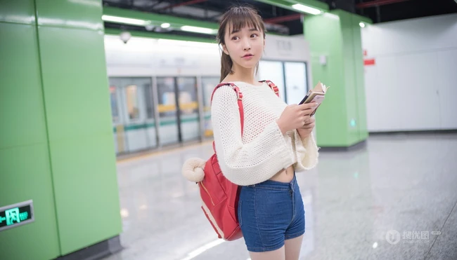地铁上的清纯女孩张楚Aimee动人可爱写真