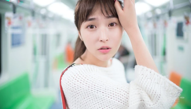 地铁上的清纯女孩张楚Aimee动人可爱写真