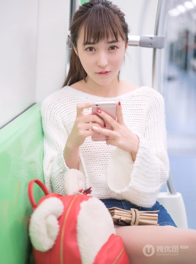 地铁上的清纯女孩张楚Aimee动人可爱写真