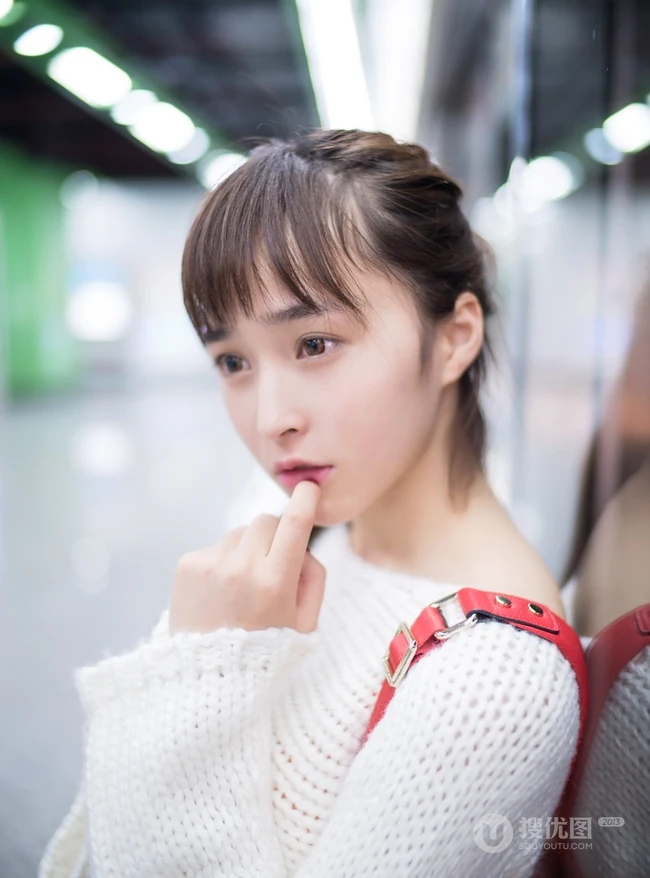 地铁上的清纯女孩张楚Aimee动人可爱写真
