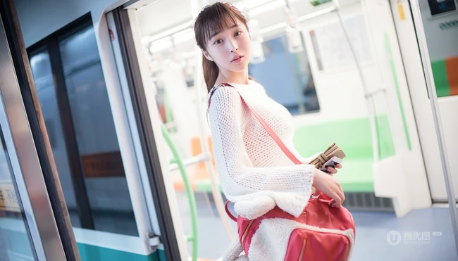 地铁上的清纯女孩张楚Aimee动人可爱写真
