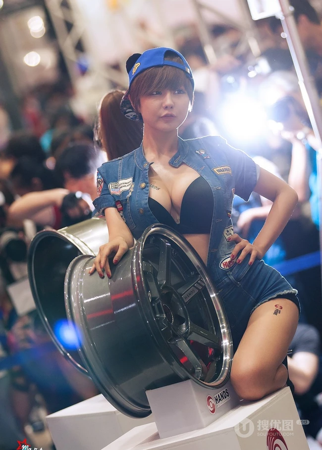 韩国顶级车模柳智惠车展牛仔秀豪乳-大到离谱