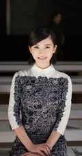 清纯玉女杨子姗气质短款装室内写真-智族GQ
