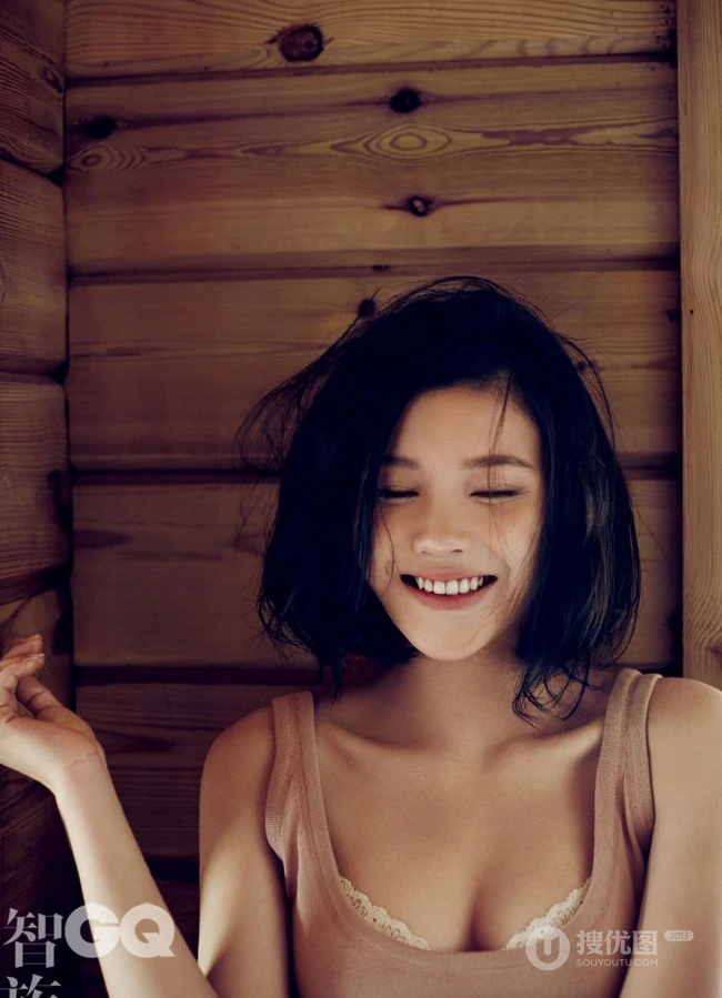 清纯玉女杨子姗气质短款装室内写真-智族GQ