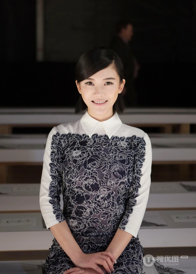 清纯玉女杨子姗气质短款装室内写真-智族GQ