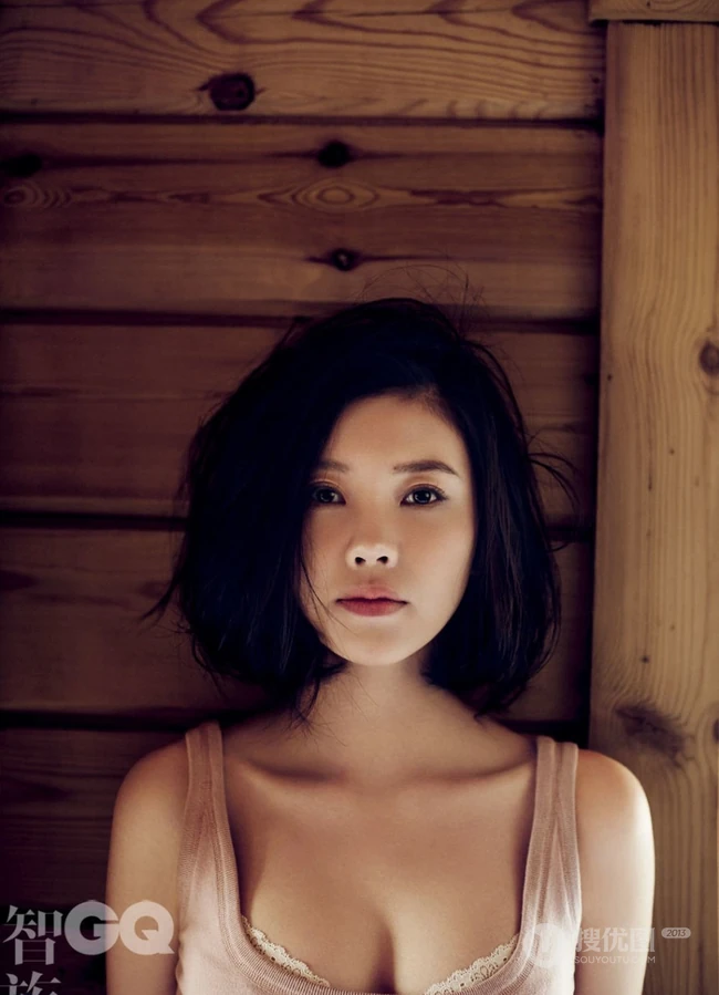 清纯玉女杨子姗气质短款装室内写真-智族GQ